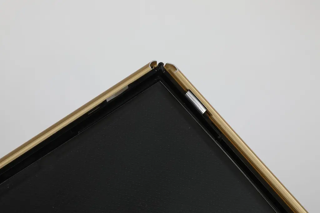 SIMPLISTIC CURVED MB.DE.YD 11X17 GOLD (10).webp