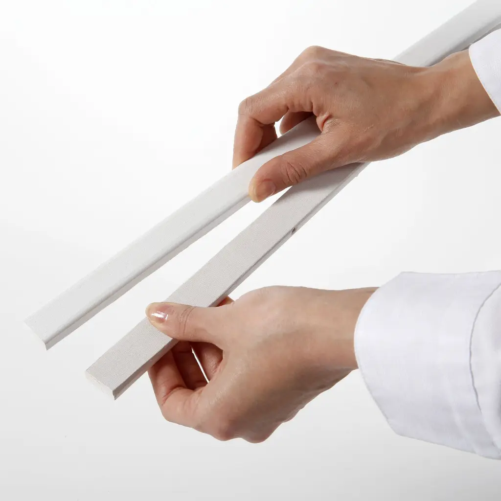 WOOD MAGNETIC POSTER HOLDER-WHITE (4).webp